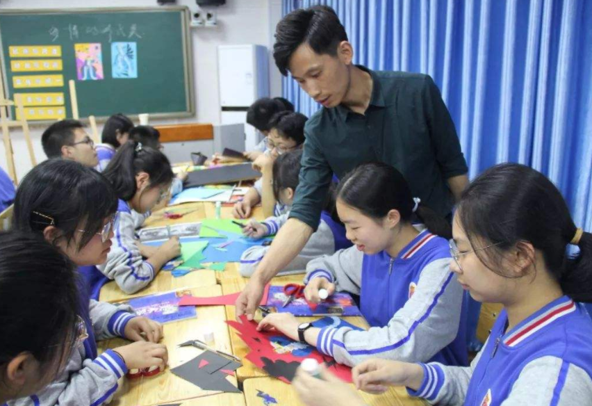 成都教师发放绩效工资，一次拿到5万元，非师范生也想去任教