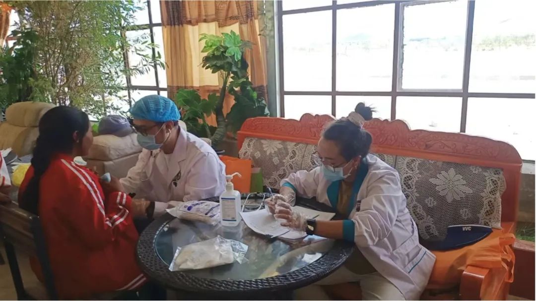 渭南市中心医院援藏医疗队到革吉县校园开展健康公益讲座