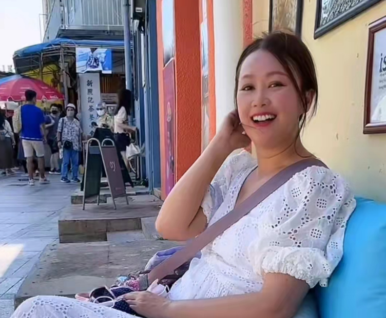 52岁梁小冰现身广东商演!身材圆润福气满满,出场1小时赚10万