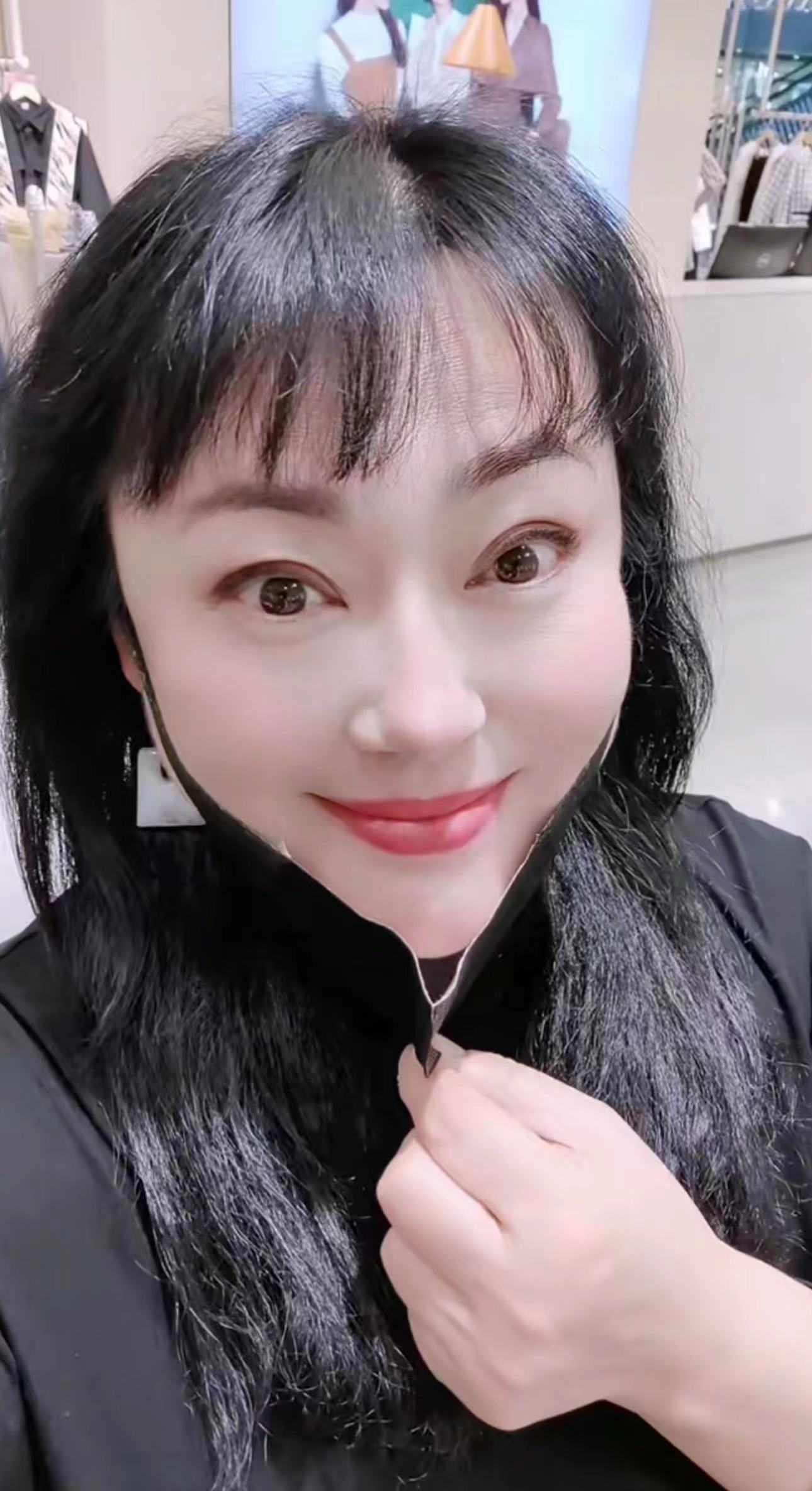 李菁菁离婚后暴瘦28斤!商场内大秀筷子腿,与仨男相拥唱歌引争议