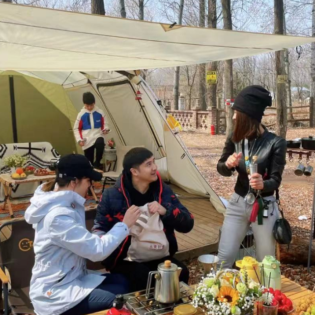 田亮夫妇带儿女露营，森碟和弟弟劈柴生火，干起活来一点不矫情​