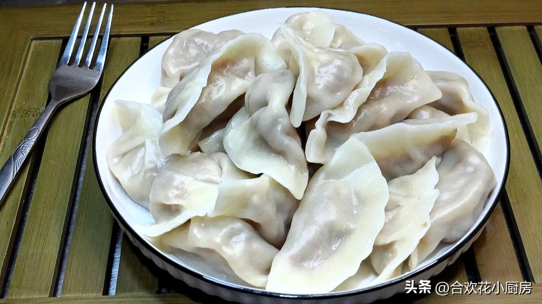 芹菜水饺馅芹菜需要焯水吗（鲜嫩多汁芹菜馅饺子烹饪教程）