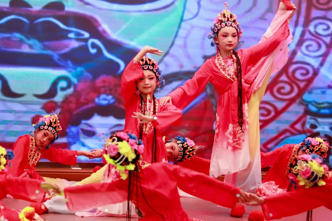 华阳实小举行“童星耀五月·艺术绽花开”群舞比赛（三四年级）