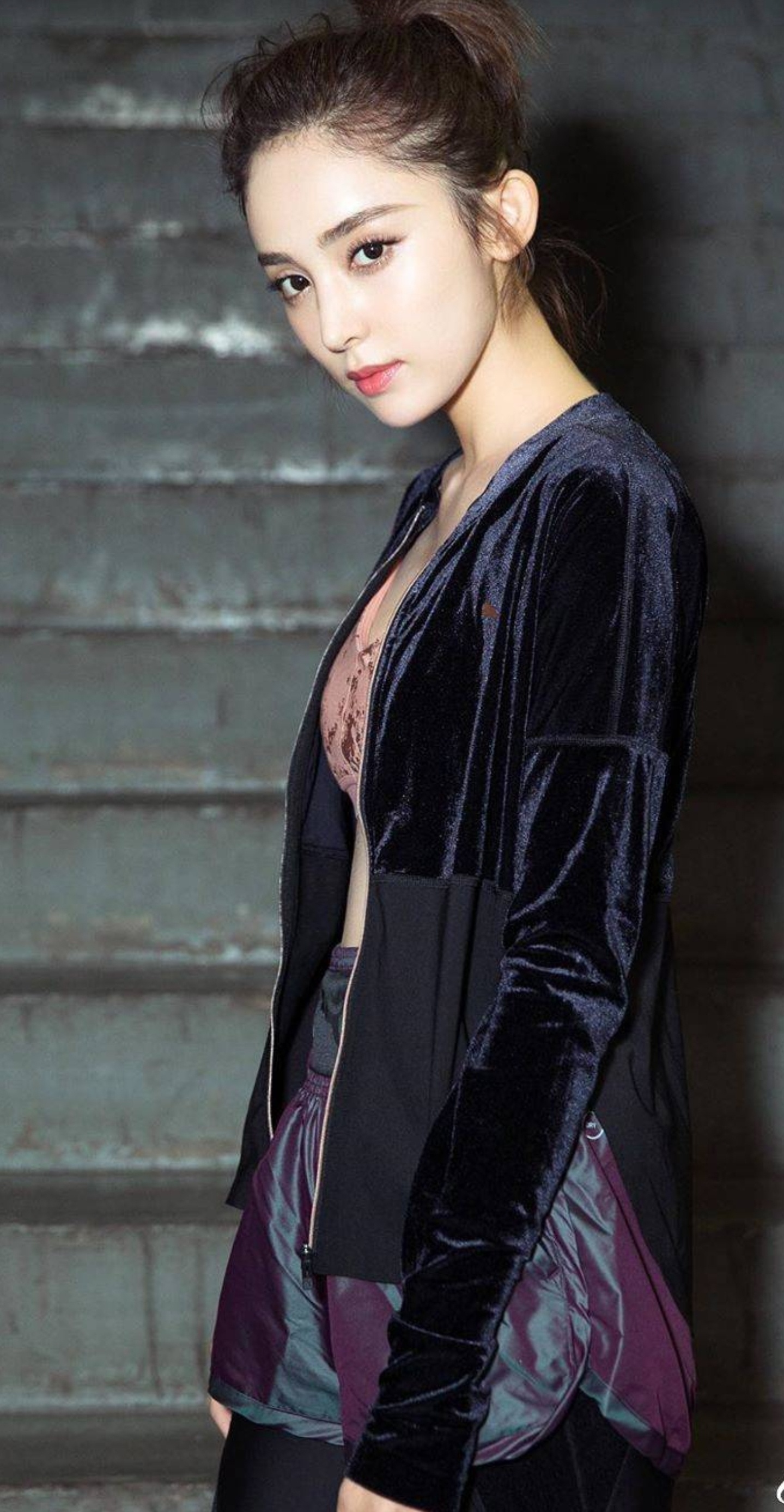 明星写真:古力娜扎粉色运动内衣商业宣传大片,体型优美健康阳光