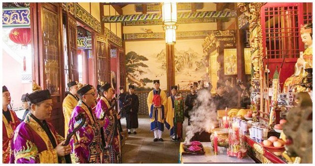 60年代末，最后一任张天师撒手人寰后继无人，接班乱象频出