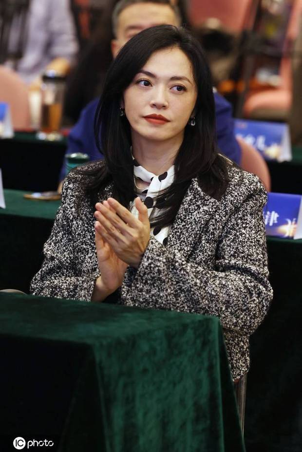 佟丽娅白裙亮相金鹰奖发布会 姚晨穿套装典雅高级