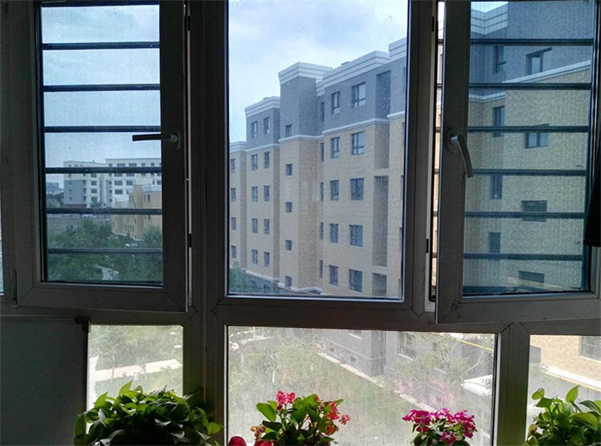 建议给窗户贴层膜,隔热又防晒,比窗帘都好用