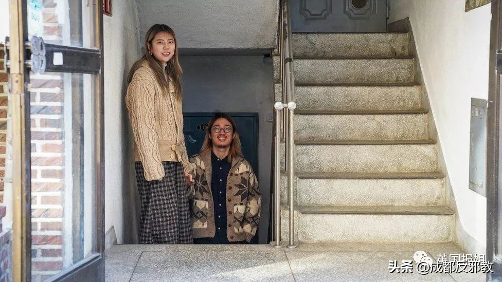 阴冷潮湿、蟑螂乱窜，住在半地下室是很多韩国人的真实日常