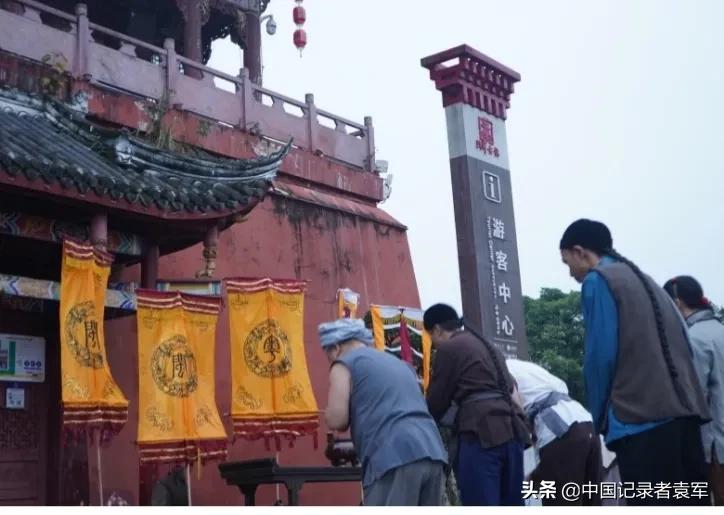 客家主题街景剧《天下客家·相约洛带之填川路上》在洛带古镇上演