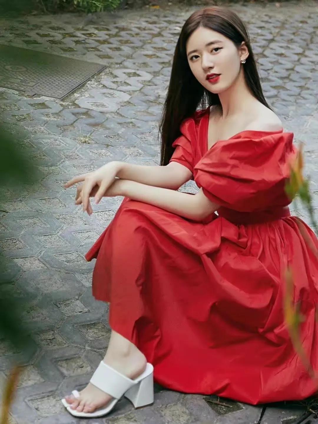 孙怡、赵丽颖红色礼服状态迥异，有没有爱情的滋润肉眼可见