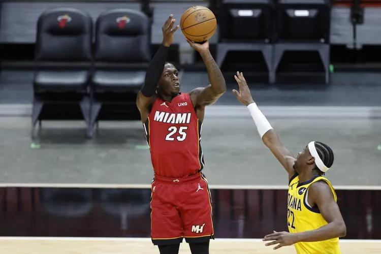 nba球員有哪些數(shù)據(jù)不突出</h2>

<p>　　盤點本賽季表現(xiàn)最差球員的十位球員：</p>

<p>　　10、納恩（湖人）</p>

<p>　　本賽季數(shù)據(jù)：4.7分1.5籃板1.3助攻，投籃命中率30.9%，三分命中率22.8%</p>

<p>　　2021年休賽期，剛剛經(jīng)歷季后賽一輪游的湖人隊選擇陣容大換血，先用庫茲馬+波普+哈雷爾換來威少，為保證后場進攻火力，然后用寶貴的奢侈稅中產(chǎn)特例，兩年1030萬美元簽下熱火控衛(wèi)納恩，一位場均14.6分、三分命中率38.1%的落選秀。</p>

<p>　　<img alt=