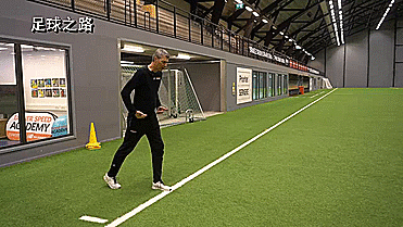 足球怎么踢得远且快（这三个错误使你跑得更慢）