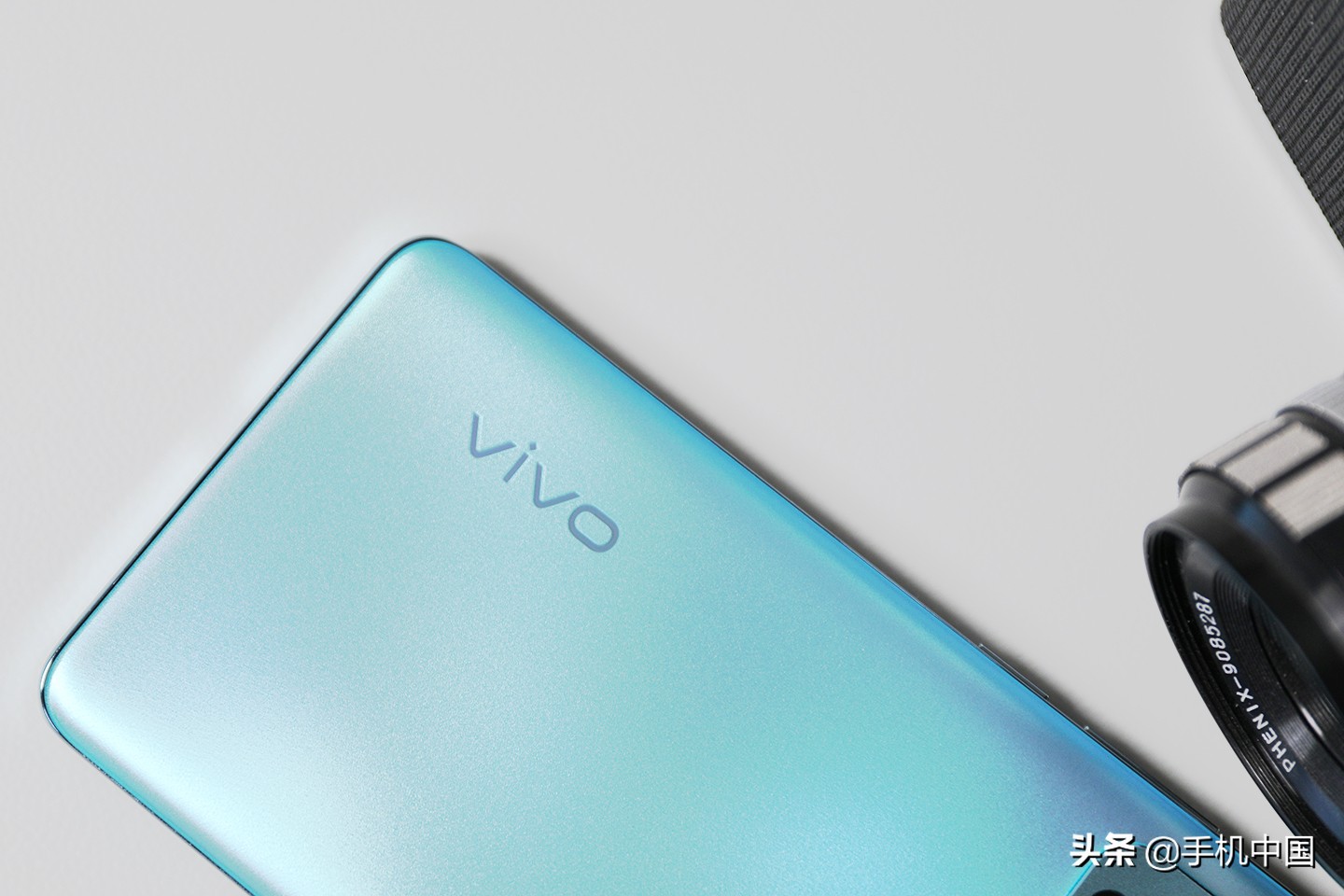 vivo S15 Pro图赏：双曲面设计 给你“盛夏”中的一丝清凉