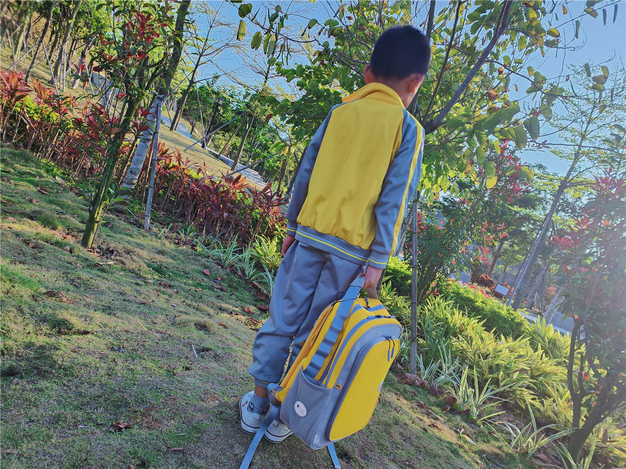 地平线8号儿童背包体验，释压护脊还颜值在线，这特么也太能造了