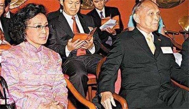 霍英东二房冯坚妮，霍母百般阻拦下偷偷迎娶，让霍英东钟情52年