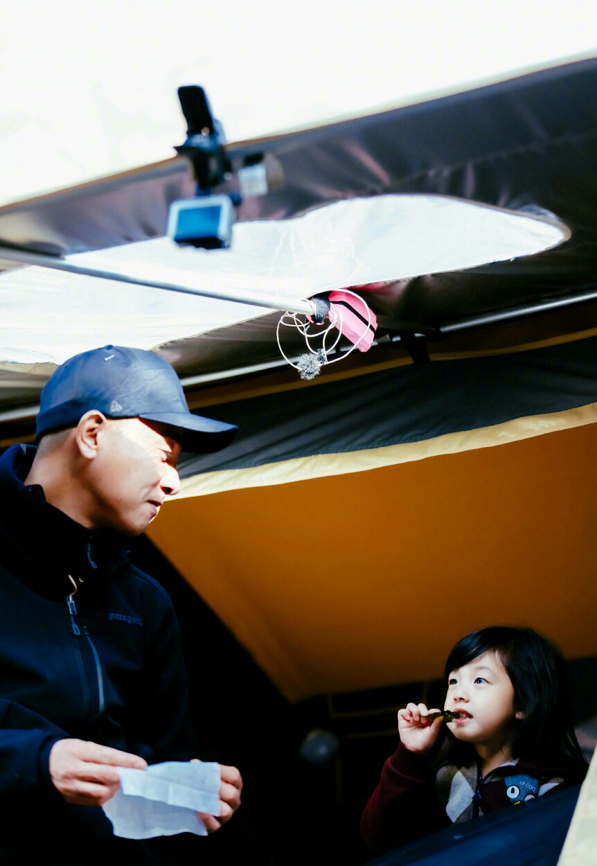 刘畊宏晒爸爸5聚会照，春哥一手抱Jasper一手抱小泡芙，笑容满足