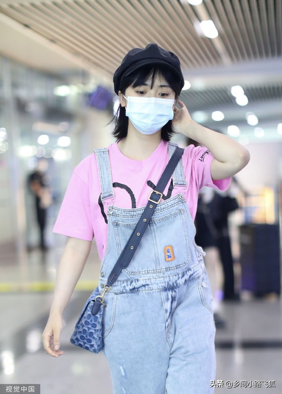 沈月戴贝雷帽现身机场 穿粉色T恤搭背带裤青春靓丽