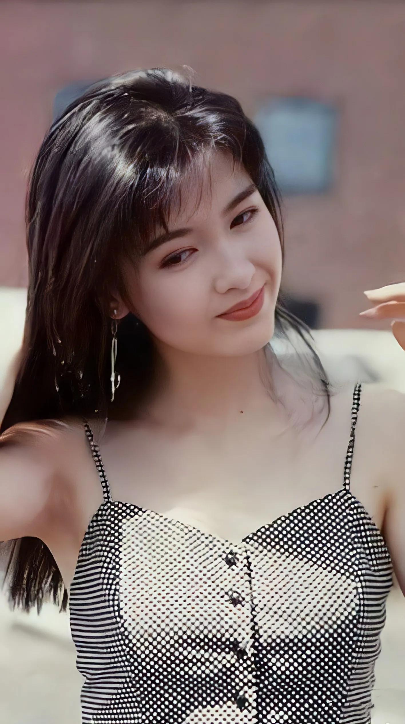 周慧敏,1967年11月10日出生于中国香港,香港女歌手,主持人,演员.