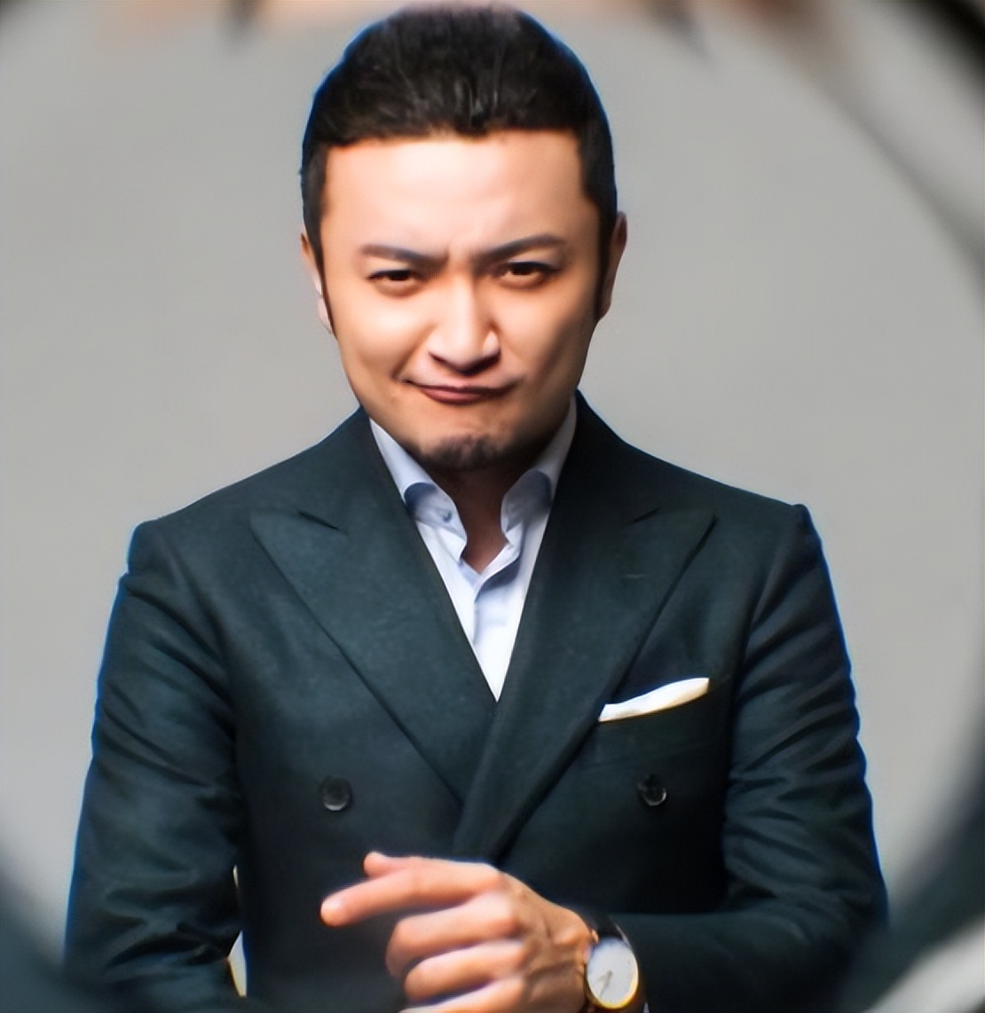 央视名嘴尼格买提:30岁娶新疆女孩,结婚10年无子,他过得好吗