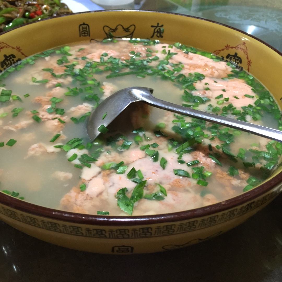 做法是把喇蛄盖揭掉,清除内脏后剁碎加水,用纱布过滤后的喇蛄水,倒进