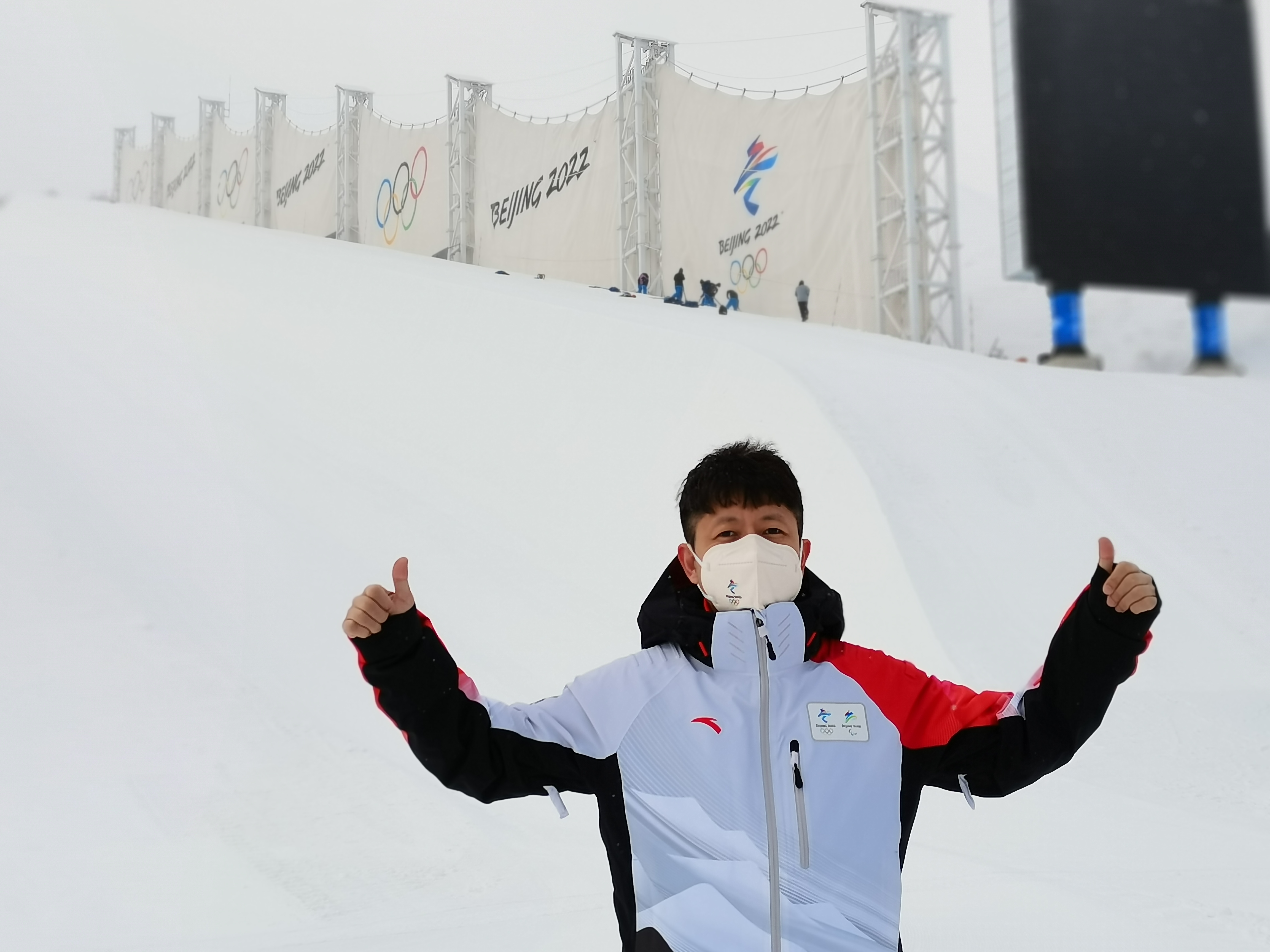 初上雪场，滑雪板选择单板还是双板好？冬奥裁判刘鑫为您解析