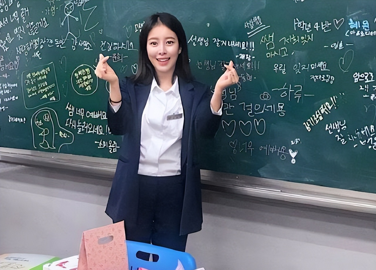 上海一大学女老师火了，长相酷似“AI”，讲课样子温柔又知性