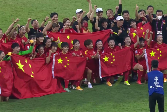 球迷喊足协为女足打钱！黄健翔感动落泪，指着前国脚说男足太丢人