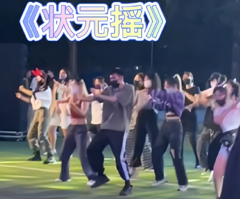 清华学霸操场蹦迪跳“状元摇”，大学变“857现场”？评论区沦陷