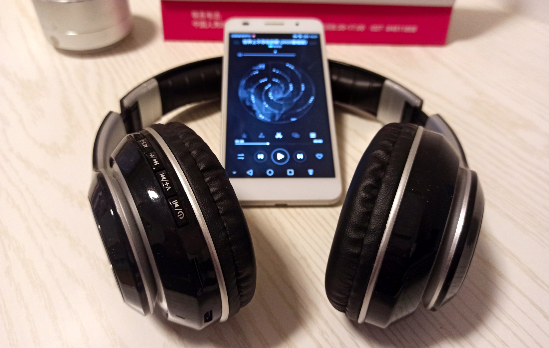 既支持蓝牙,又支持有线,除此之外,wireless a8还有一个与耳机这个属性