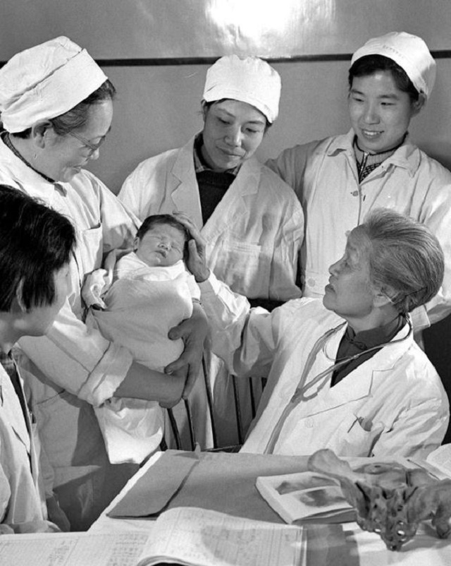 她被誉为万婴之母，接生袁隆平等五万名婴儿，自己却没结婚没孩子