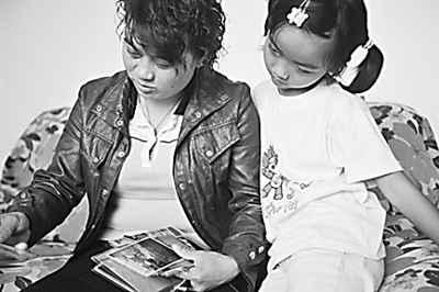 雇主跑路，拿不到工钱的保姆无私抚养两弃女，将她们培养成大学生