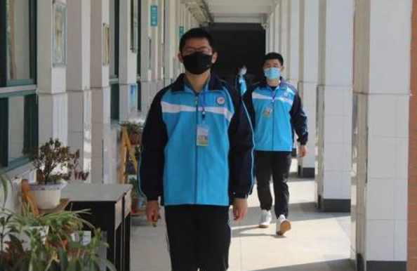 女学生带防狼喷雾上学，男同学误用后伤人，引热议：女同学错了吗