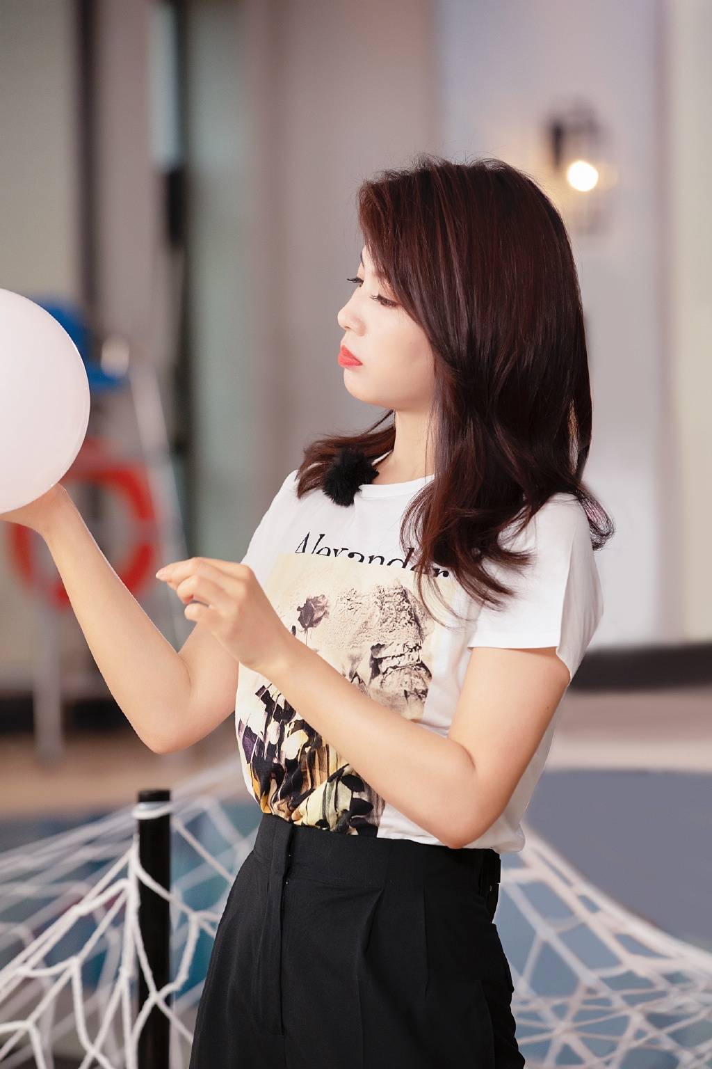 刘涛俏皮吹气球花絮可爱自然 穿白T配西裤率性休闲