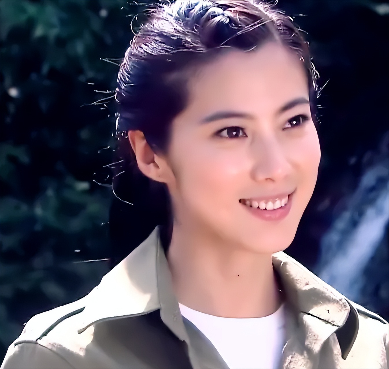 而新电影中她扮演秀芹一角,穿着碎花蓝棉袄,扎着两个麻花辫,当她发现