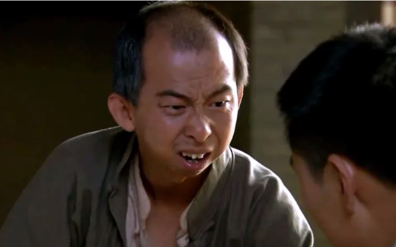 巨兴茂：长相太丑只能演配角，当导演后走向人生巅峰，老婆很漂亮