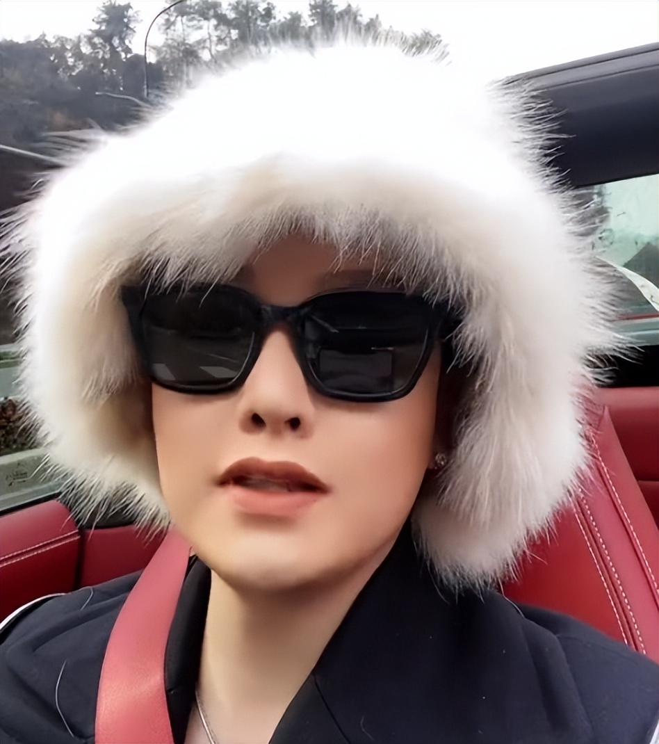 柏公子:雌雄难辨引争议,炫富出圈**百万,背后老爷竟是秦奋?