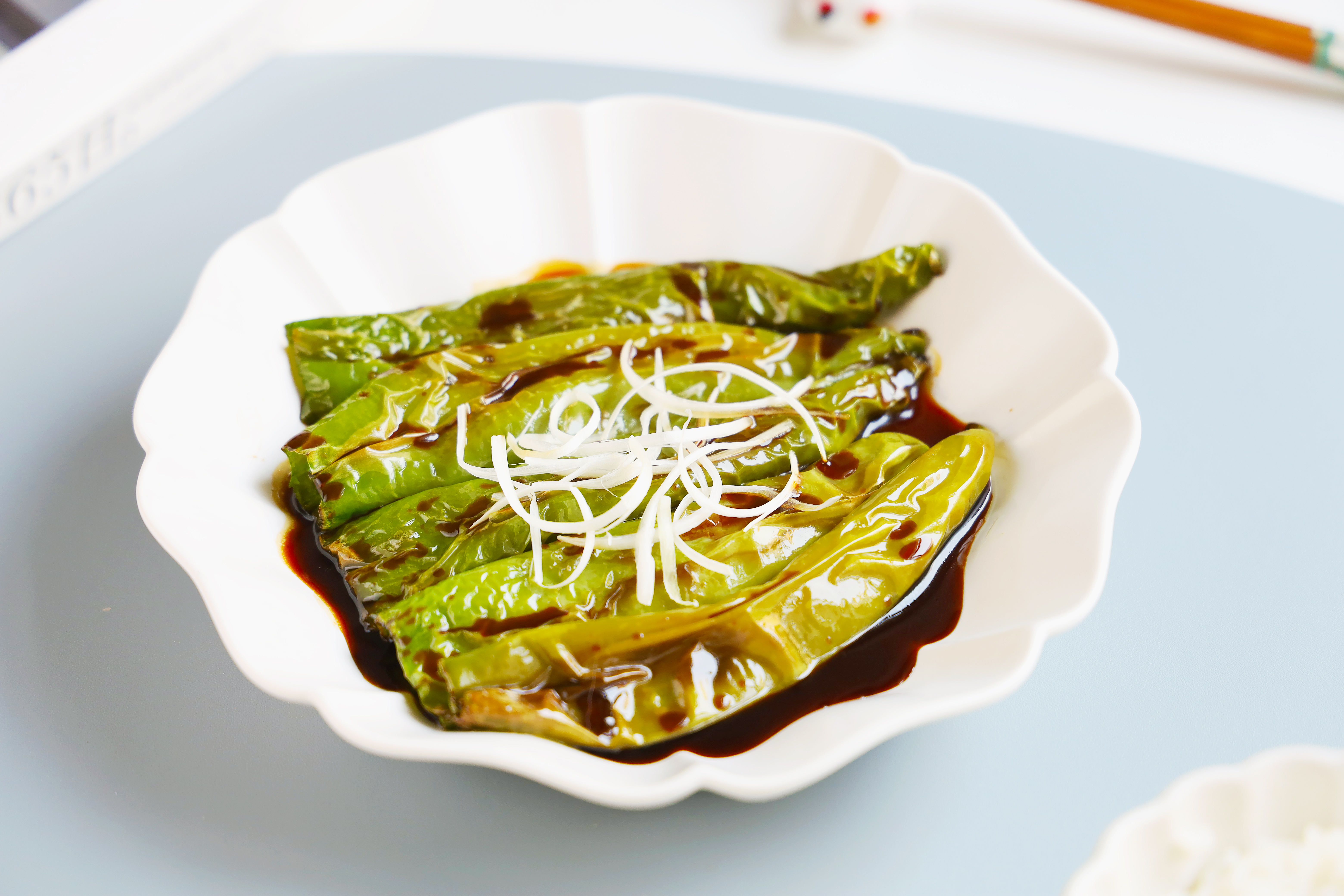 懒人快手菜，用空气炸锅做虎皮青椒原来如此简单