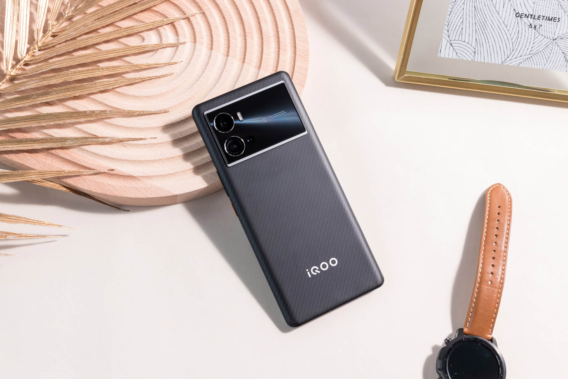 展现“军工级”强硬防护属性，iQOO 9 Pro赛道版质感十足
