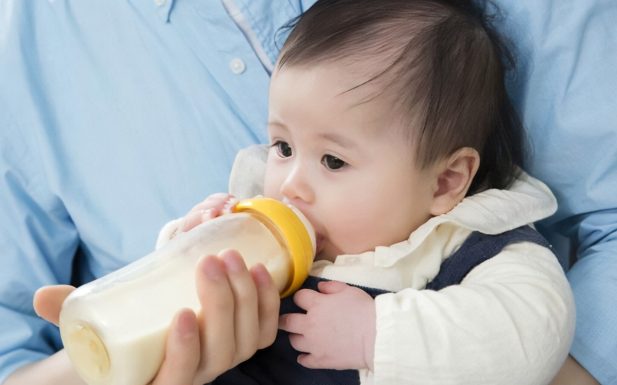 孩子起床后，第1餐是喝奶还是吃辅食？妈妈分不清会伤娃肠胃