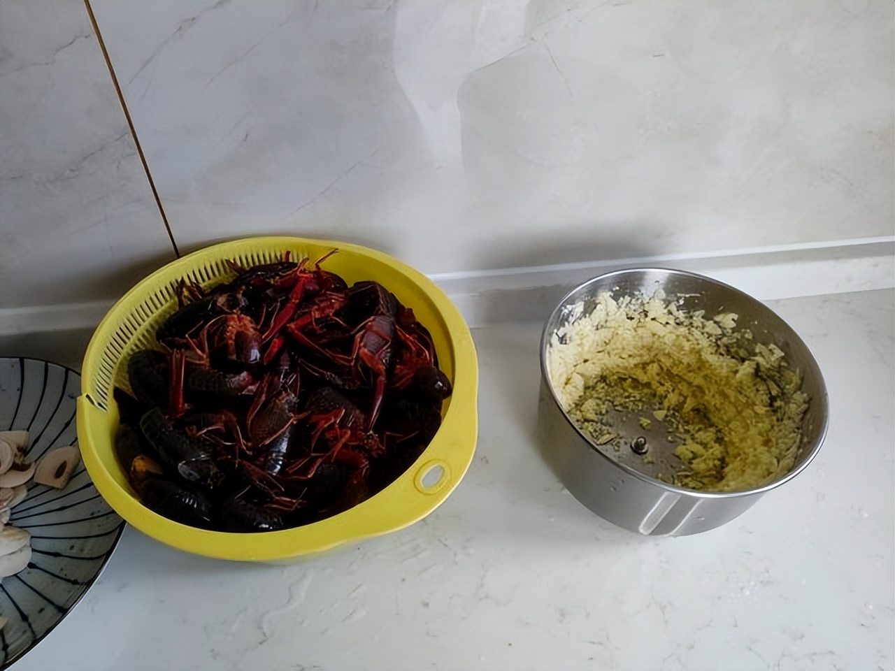 蒜蓉小龙虾怎么做（太香了！蒜泥小龙虾这么做，连虾壳都特别鲜，1顿3斤不够吃）