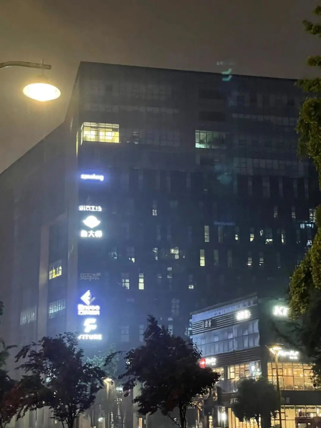 从三街四街写字楼深夜亮灯率看，哪家是卷王？