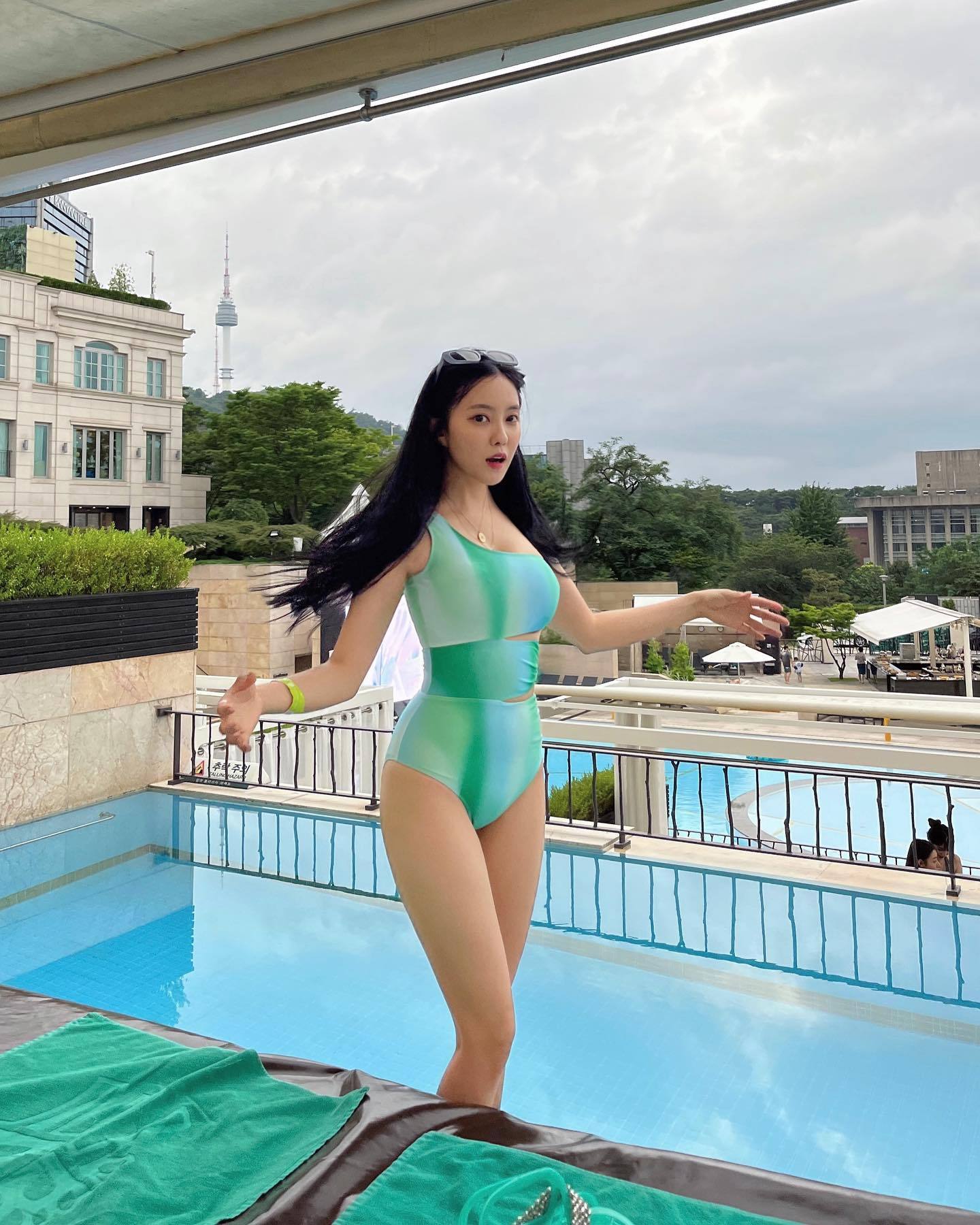 韩国比基尼丰满美女(T-ara孝敏晒泳装照，身材丰满迷人，泳池边的魅力女神)