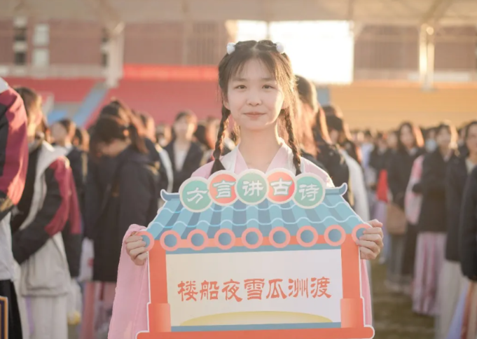 广东一学校设立汉服日，校内仙气飘飘，一男生穿龙袍打饭引人注目