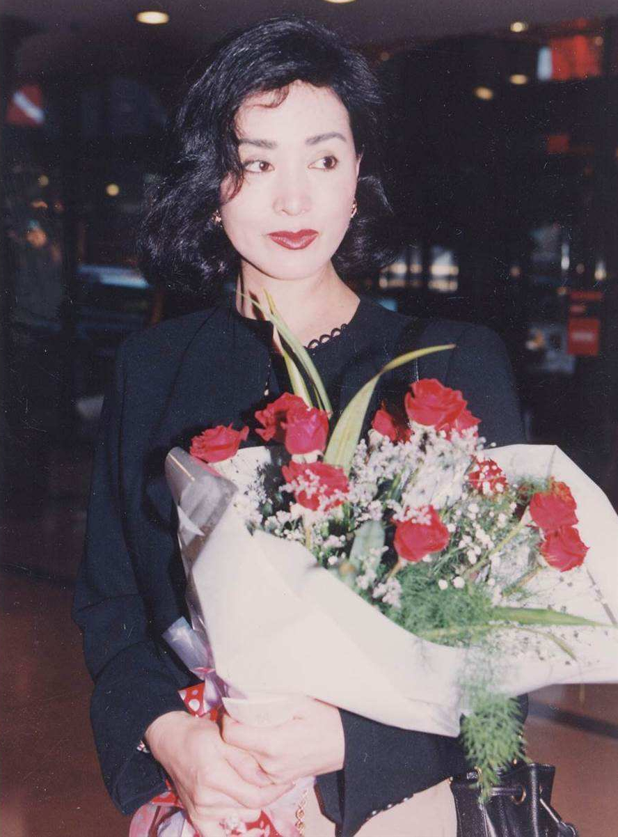 何莉莉:香港公认美女,帮丈夫抚养私生子,隐忍44年独揽70亿遗产