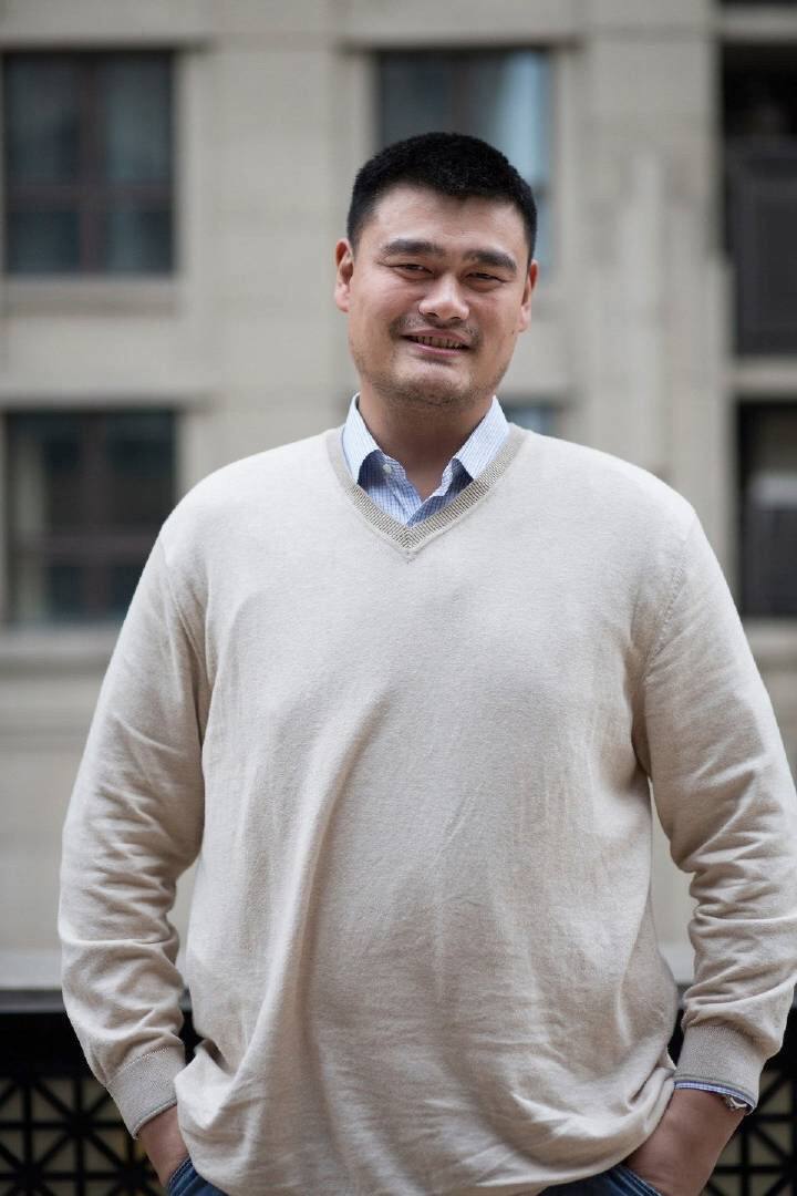 姚明体重是多少(曝姚明体重超400斤,膝盖受伤站立不稳,妻子透露其健康