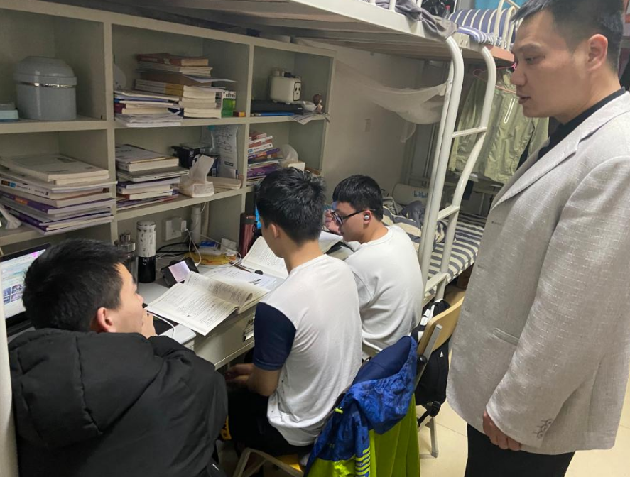 大学生封校期间都在干嘛？男生花式捉迷藏不算啥，女寝才有创意