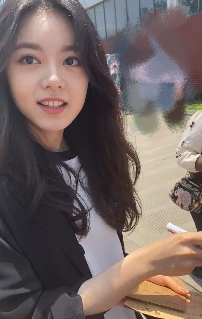 赵今麦的生图让我明白,这种脸型现实看很一般,但上镜真的很美