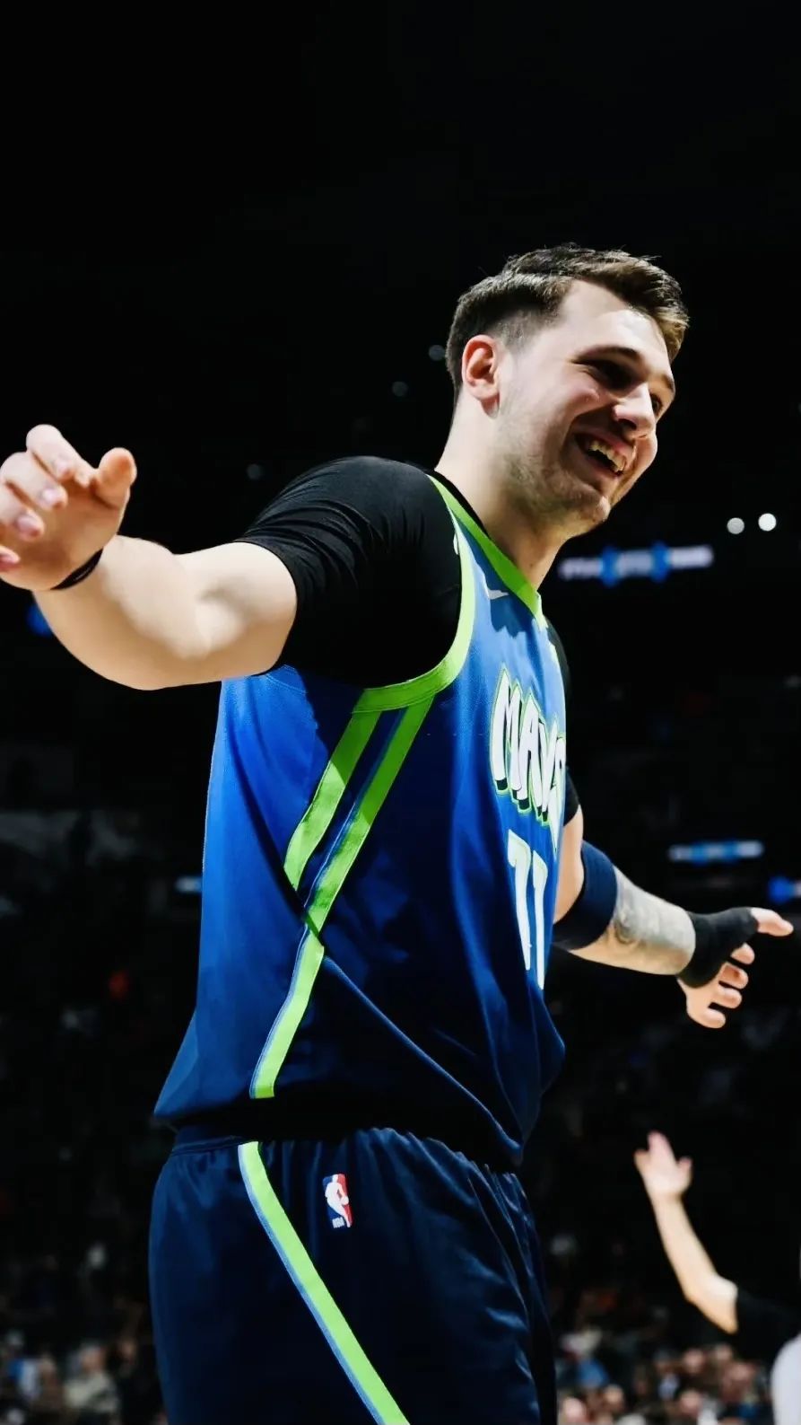 夕阳篮球场壁纸头像(「球星壁纸第62期」:东契奇,请拿走你偶像的壁纸)