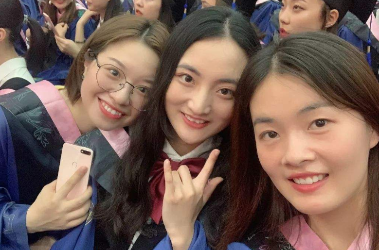 刚毕业大学生平均月薪“排行榜”出炉，金融学出人意料，更有黑马