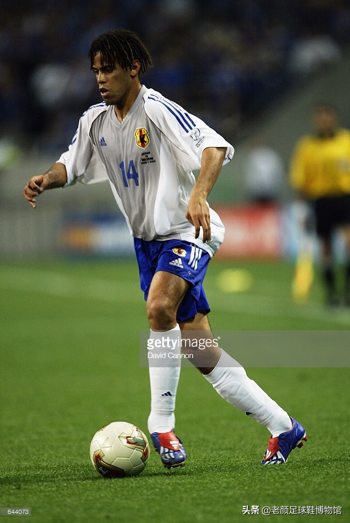 2002年世界杯,日本队的队长宫本恒进,归化球员三都主都穿着蓝色的猎鹰